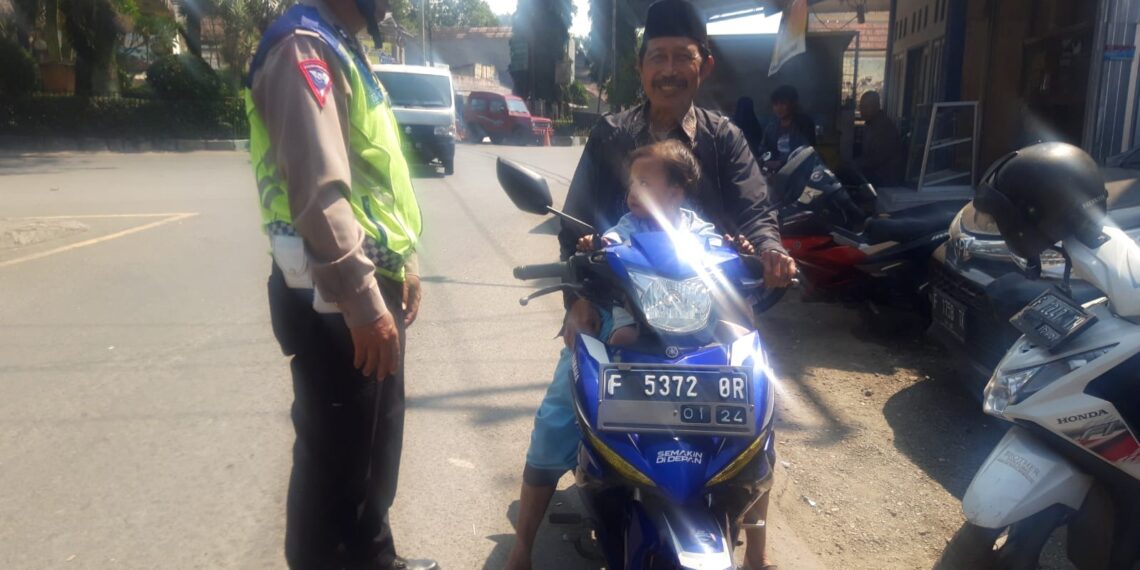 Unit lantas Polsek Sukaraja gencarkan penertiban knalpot kendaraan yang tidak standar atau brong, bukan hanya sepeda motor mobilpun jadi sasaran.