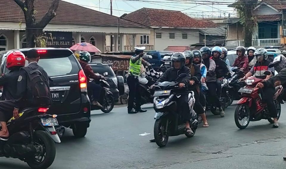 Antisipasi kemacetan liburan hari raya Idul Adha 1444 H Unit Lantas Polsek Cisaat gelar personil Gatur lantas