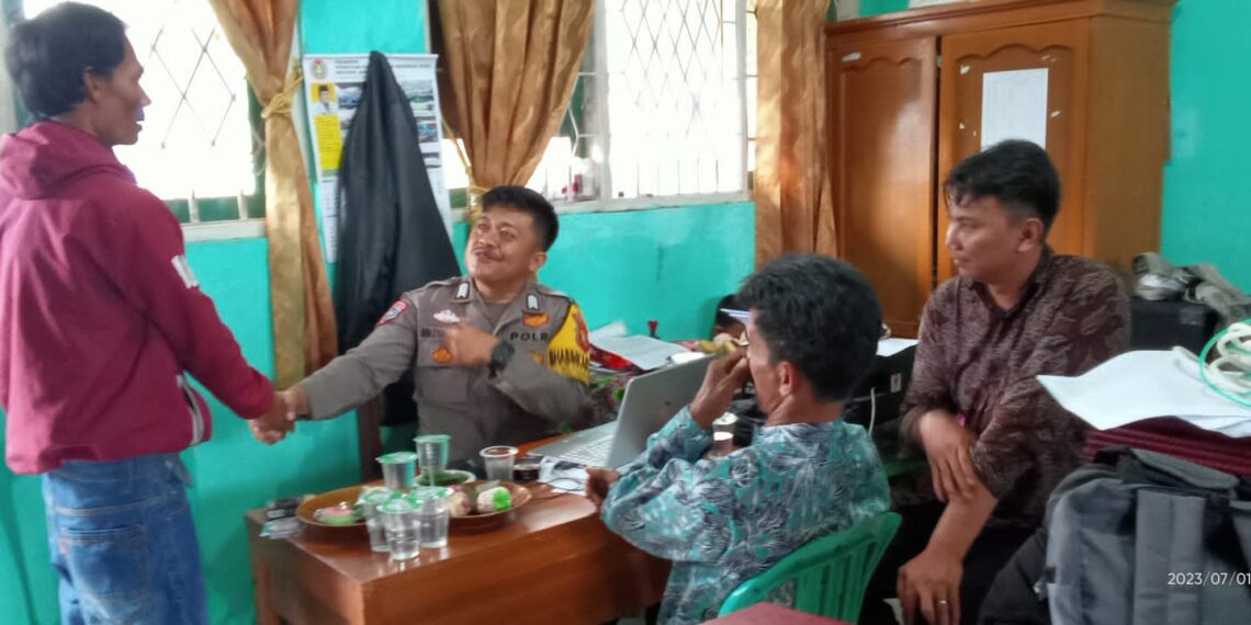 Bhabinkamtibmas Desa Sukalarang Laksanakan Giat Sambang Ke Kantor Desa Binaan