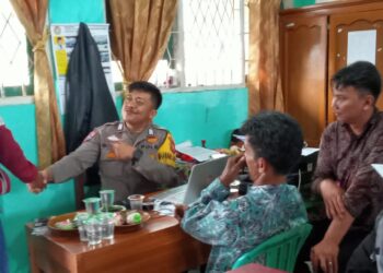 Bhabinkamtibmas Desa Sukalarang Laksanakan Giat Sambang Ke Kantor Desa Binaan