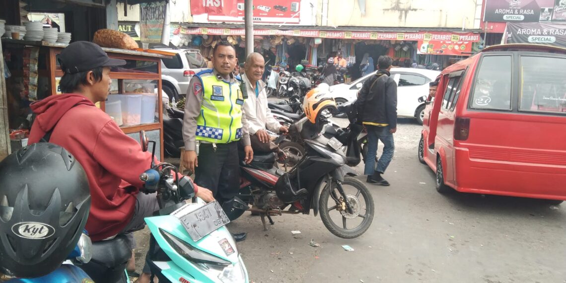 Panit Lantas Polsek Cikole Berikan Himbauan Kepada Ojek Pangkalan
