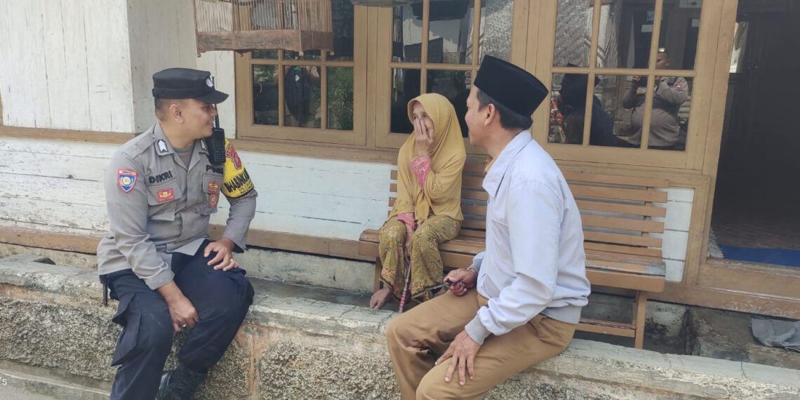 Peduli Lansia, Bhabinkamtibmas Polsek Cireunghas Polres Sukabumi Kota dan Kepala Desa Laksanakan Silaturahmi