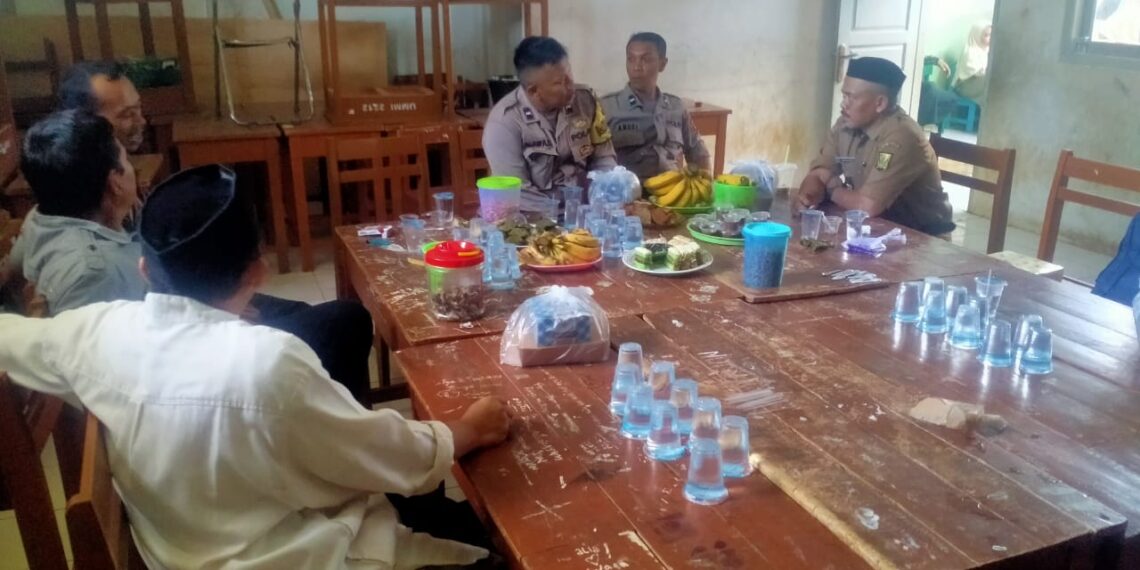 Babinkamtibmas Sambangi Warga dan Berikan Imbauan Kamtibmas
