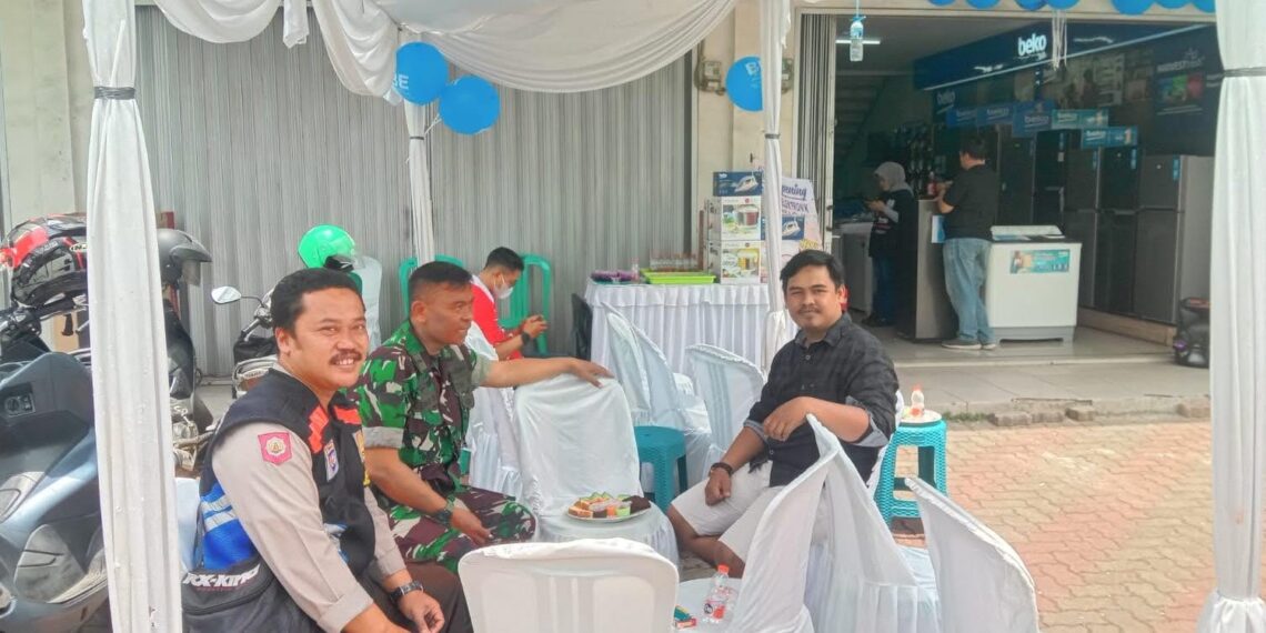 Sinergitas TNI POLRI, Bhabinkamtibmas Polsek Cibeureum Sambang Rutin ke Warga di Wilayah  Binaannya