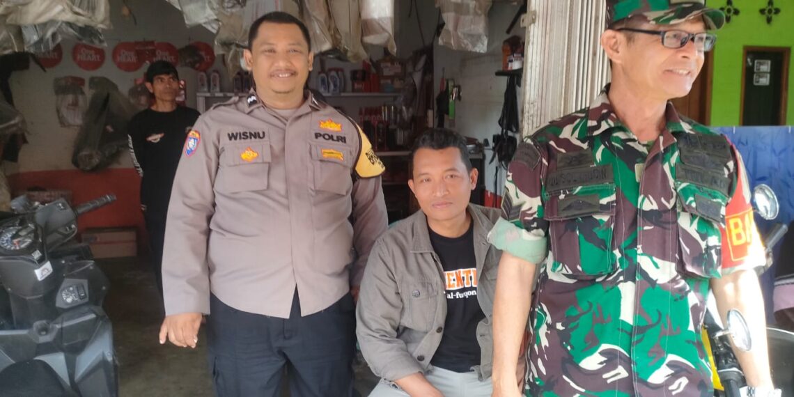 Wujud Sinergitas TNI POLRI  Babinkamtibmas dan Babinsa  sambangi warga Berikan Rasa Aman Terhadap Masyarakat