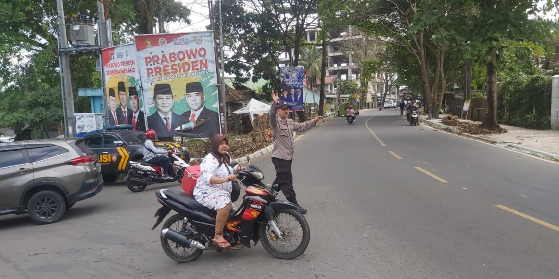 Personil Unit Samapta Polsek Gunungpuyuh Polres Sukabumi Kota melaksanakan pelayanan masyarakat dan pengaturan arus lalu lintas sore