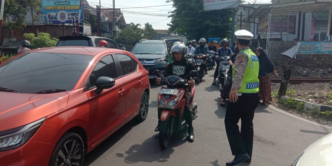 Gatur Lalu Lintas Polsek Warudoyong Paska melintas Kereta Api Pangrango