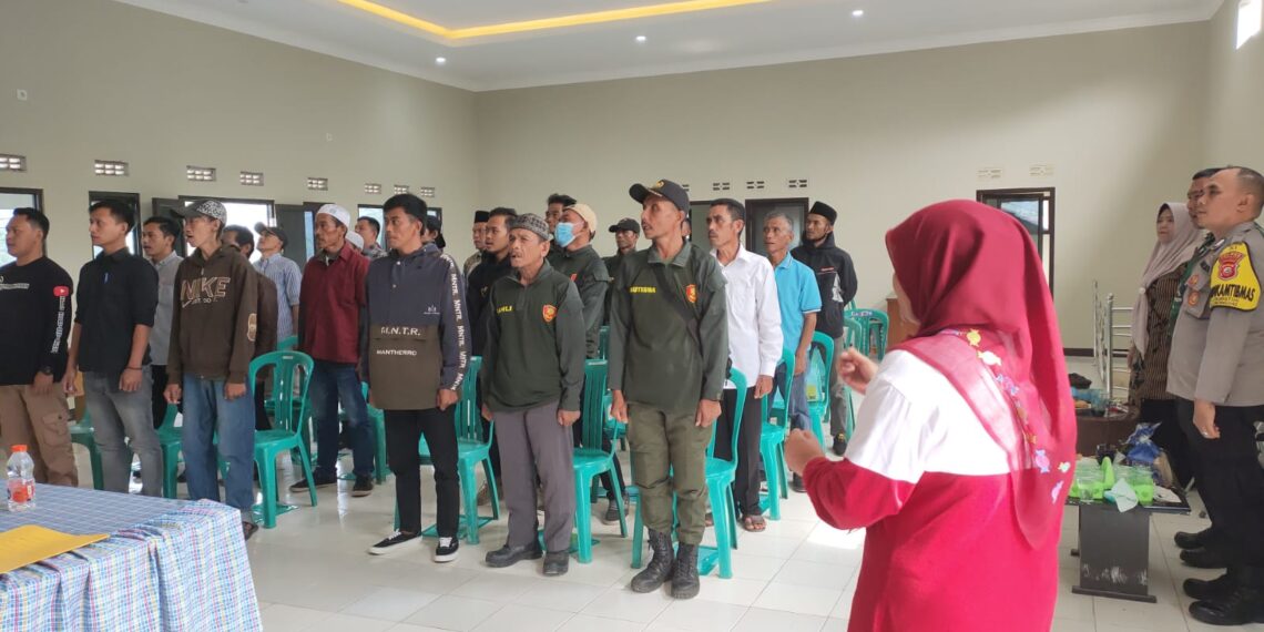Bhabinkamtibmas  Polsek Cireunghas Polres Sukabumi Kota Bersama Babinsa Beri Pelatihan Peningkatan Kapasitas Linmas