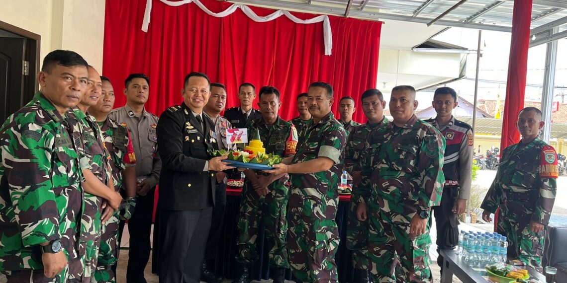 DANRAMIL BAROS 0607-03 KECAMATAN BAROS KOTA SUKABUMI MEMBERIKAN KEJUTAN SELAMAT HUT BHAYANGKARA KE- 77 KEPADA POLSEK BAROS.