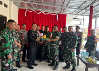 DANRAMIL BAROS 0607-03 KECAMATAN BAROS KOTA SUKABUMI MEMBERIKAN KEJUTAN SELAMAT HUT BHAYANGKARA KE- 77 KEPADA POLSEK BAROS.