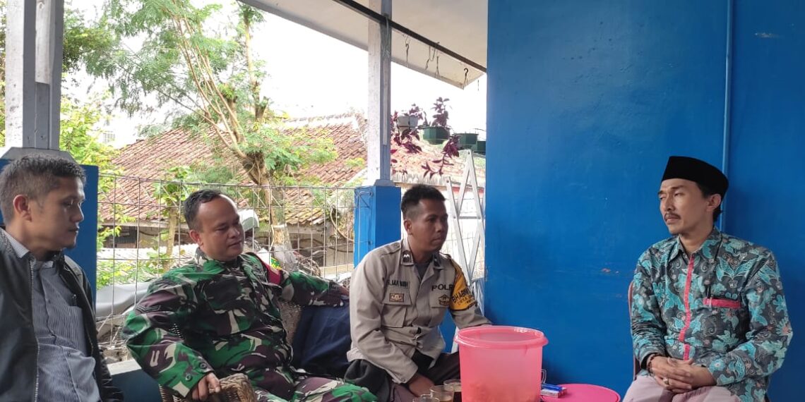 Bhabinkamtibmas Polsek Sukaraja bersama Babinsa Langensari melakukan kegiatan sambang warga