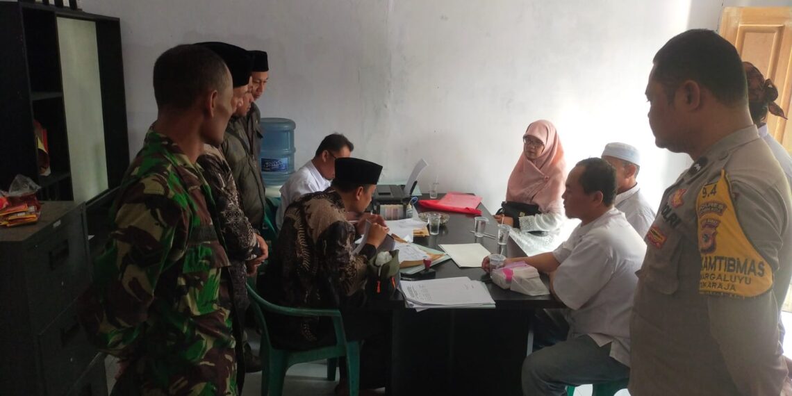 Bhabinkamtibmas bersama Babinsa melaksanakan monitoring kegiatan pengamanan dan pengawalan pendaftaran calon kepala desa