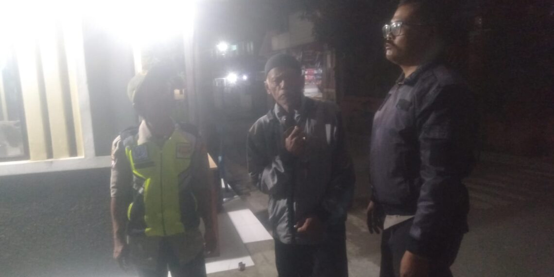 Patroli dialogis Polsek Cibeureum berikan himbauan Kamtibmas untuk meminimalisir terjadinya tindak kejahatan terutama C3 di Pemukiman masyarakat