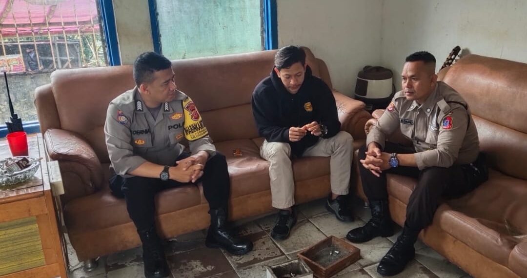Berikan Rasa Aman, Polsek kadudampit Patroli Dialogis Sambangi Warga.