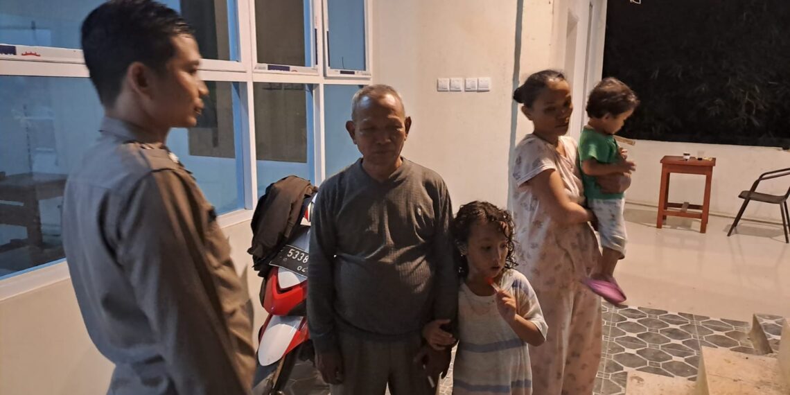 Guna menciptakan Wilayah yang aman dan kondusif Polsek Citamiang Sambangi Warga dan Patroli Dialogis beri Himbauan Kamtibmas .