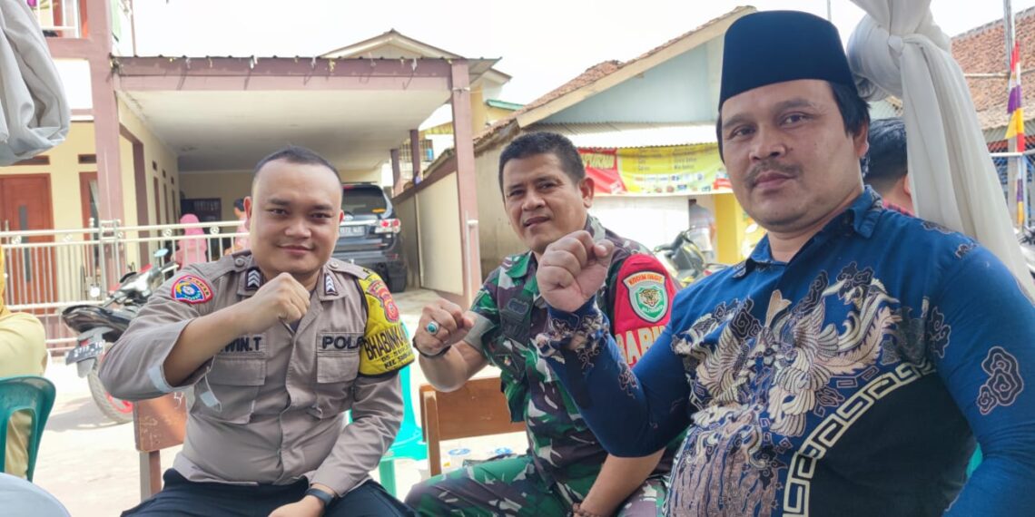 Bhabinkamtibmas Desa Sukaraja Polsek Sukaraja bersama dengan Babinsa Sukaraja melaksanakan kegiatan sambang Desa