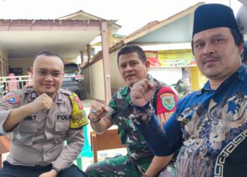 Bhabinkamtibmas Desa Sukaraja Polsek Sukaraja bersama dengan Babinsa Sukaraja melaksanakan kegiatan sambang Desa