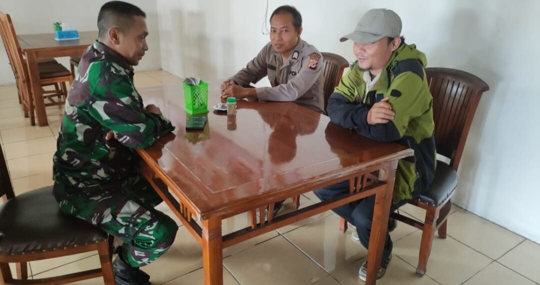 Bhabinkamtibmas Polsek kadudampit dan Babinsa Pererat Tali Silaturahmi Dengan Tokoh masyarakat