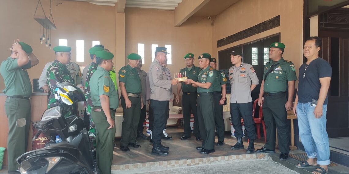 Danramil 0607-01 Sukaraja menggerebek Mapolsek Sukaraja. Itu, sebagai bentuk kejutan dalam rangka Hari Ulang Tahun (HUT) Bhayangkara yang ke-77.