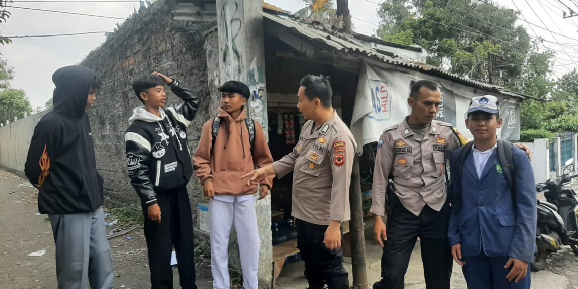 Patroli Dialogis dan Pemantauan Pasca Bubaran Sekolah Antisipasi Tawuran antar Pelajar di Wilayah Polsek Lembursitu
