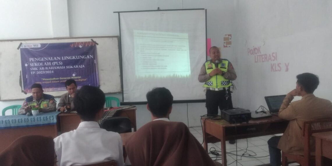 Kegiatan masa pengenalan lingkungan sekolah (MPLS) di beberapa Sekolah di kecamatan Sukaraja diisi dengan sosialisasi kenakalan remaja, dan tertib berlalu lintas.