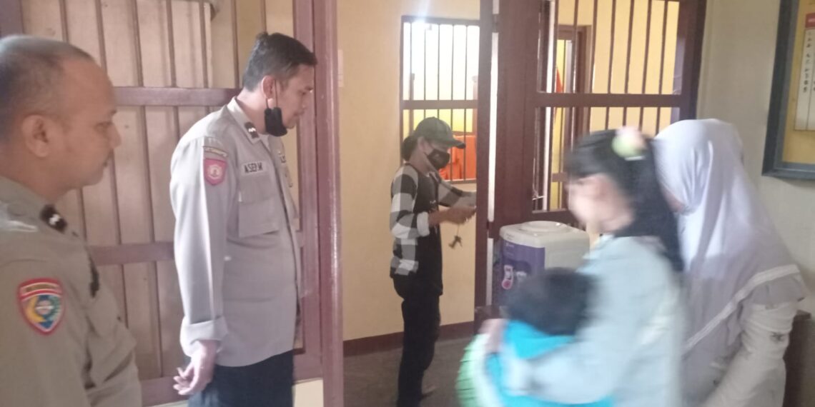 Anggota Polsek Gunungguruh Melaksanakan Pengecekan Ruang Tahanan Di mako Polsek Gunungguruh