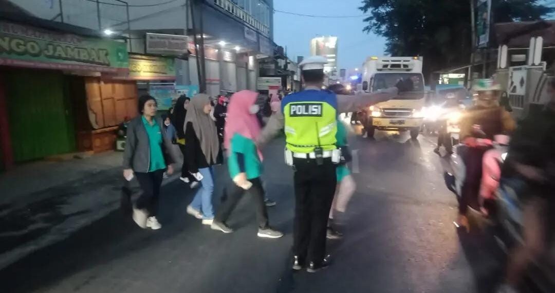 Berikan Pelayanan Prima Kepada Masyarakat, Polisi Rutin Gatur Lalin Pagi Sukabumi