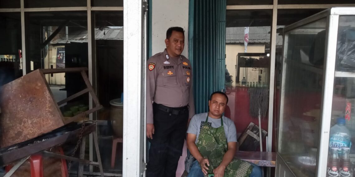 Personel Unit Samapta Polsek Cisaat Berikan Rasa Aman Melalui dialogis dengan Warga