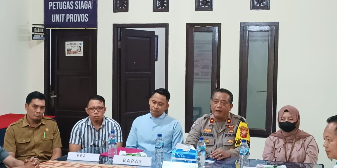 POLSEK BAROS LAKSANAKAN DIVERSI ANAK DIBAWAH UMUR YANG KEDAPATAN MEMBAWA SAJAM.