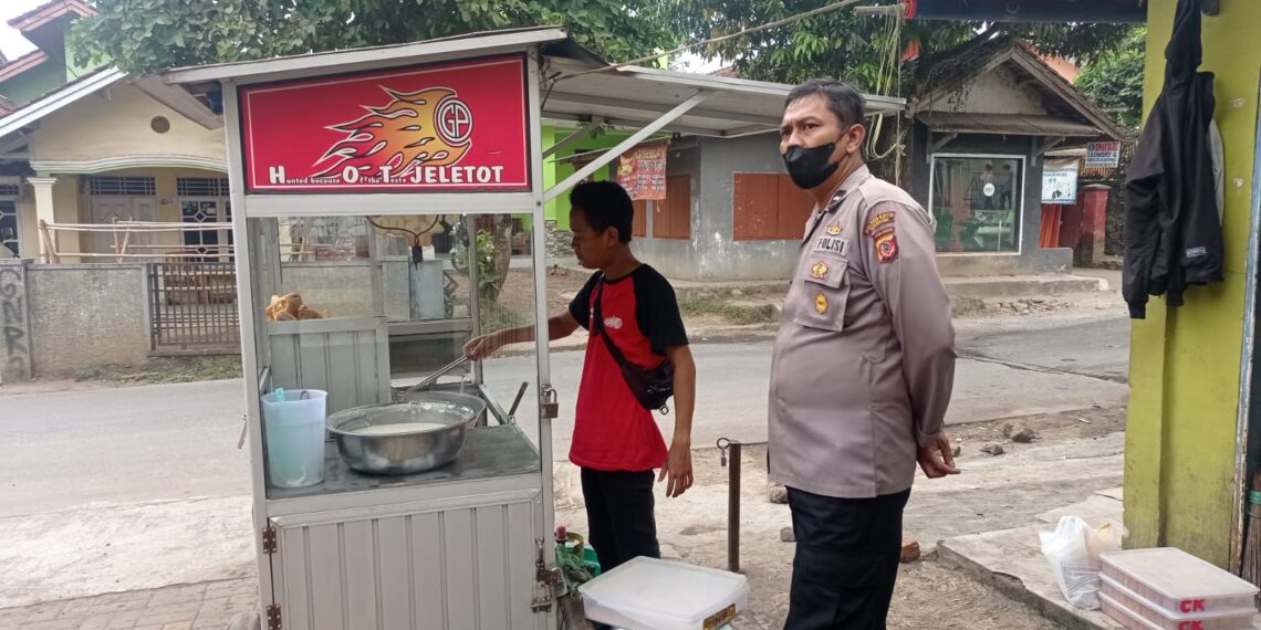 Sambangi Pedagang Bakso Bhabinkamtibmas Polsek Gunungguruh Berikan Himbauan Kamtibmas