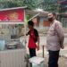 Sambangi Pedagang Bakso Bhabinkamtibmas Polsek Gunungguruh Berikan Himbauan Kamtibmas
