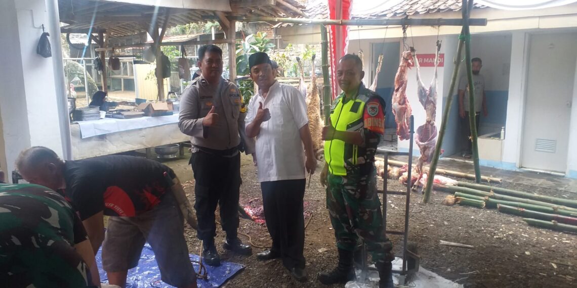 PERSONIL POLSEK WARUDOYONG POLRES SUKABUMI KOTA MELAKSANAKAN MONITORING PENYEMBELIHAN HEWAN KURBAN