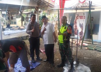 PERSONIL POLSEK WARUDOYONG POLRES SUKABUMI KOTA MELAKSANAKAN MONITORING PENYEMBELIHAN HEWAN KURBAN