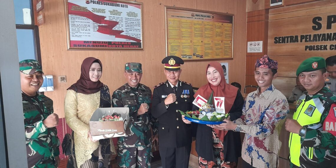 Danramil Dan Camat Cikole Berikan Kejutan Ke Polsek Cikole Dalam Rangka HUT Bhayangkara Ke 77
