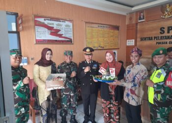 Danramil Dan Camat Cikole Berikan Kejutan Ke Polsek Cikole Dalam Rangka HUT Bhayangkara Ke 77