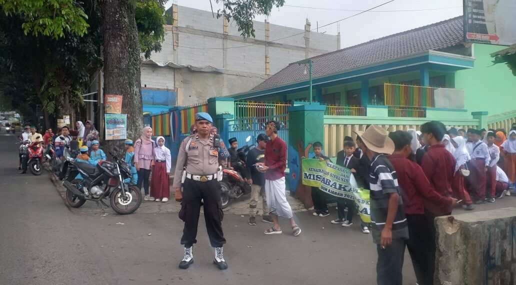 Polsek Kebon Pedes Laksanakan Pengamanan Pawai Karnaval Kenaikan Kelas