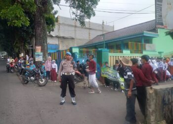 Polsek Kebon Pedes Laksanakan Pengamanan Pawai Karnaval Kenaikan Kelas