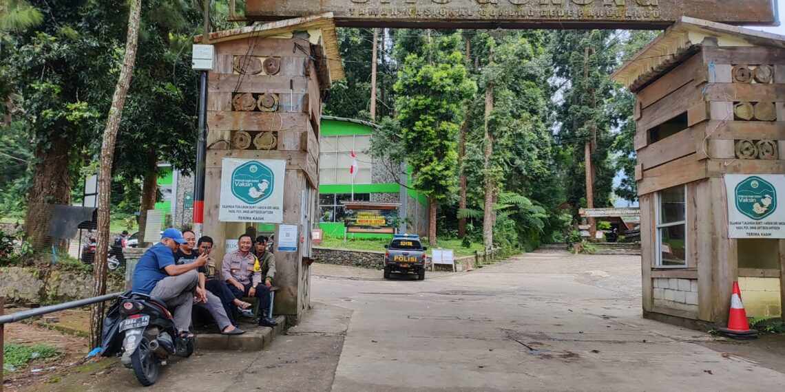 Personil Polsek kadudampit laksanakan dialogis dengan warga tingkatkan kamtibmas