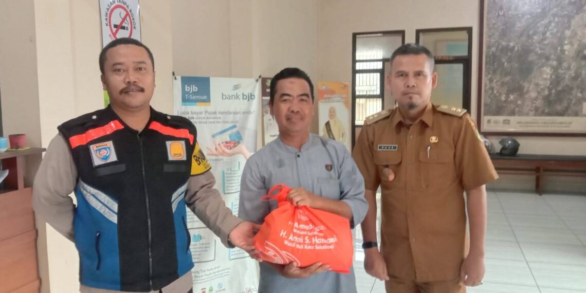 Bhabinkamtibmas dan Babinsa berikan bantuan Paket Sembako Kepada Warga Masyarakat