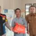 Bhabinkamtibmas dan Babinsa berikan bantuan Paket Sembako Kepada Warga Masyarakat
