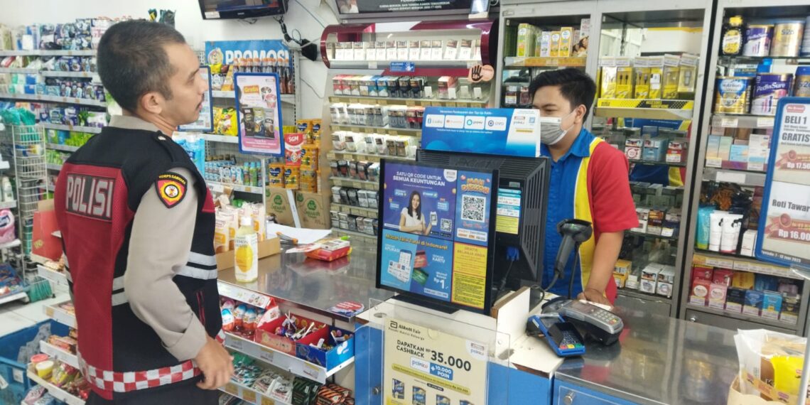 Berikan Rasa Aman, Polsek Citamiang Patroli Dialogis Sambangi Karyawan dan Pengunjung Minimarket.