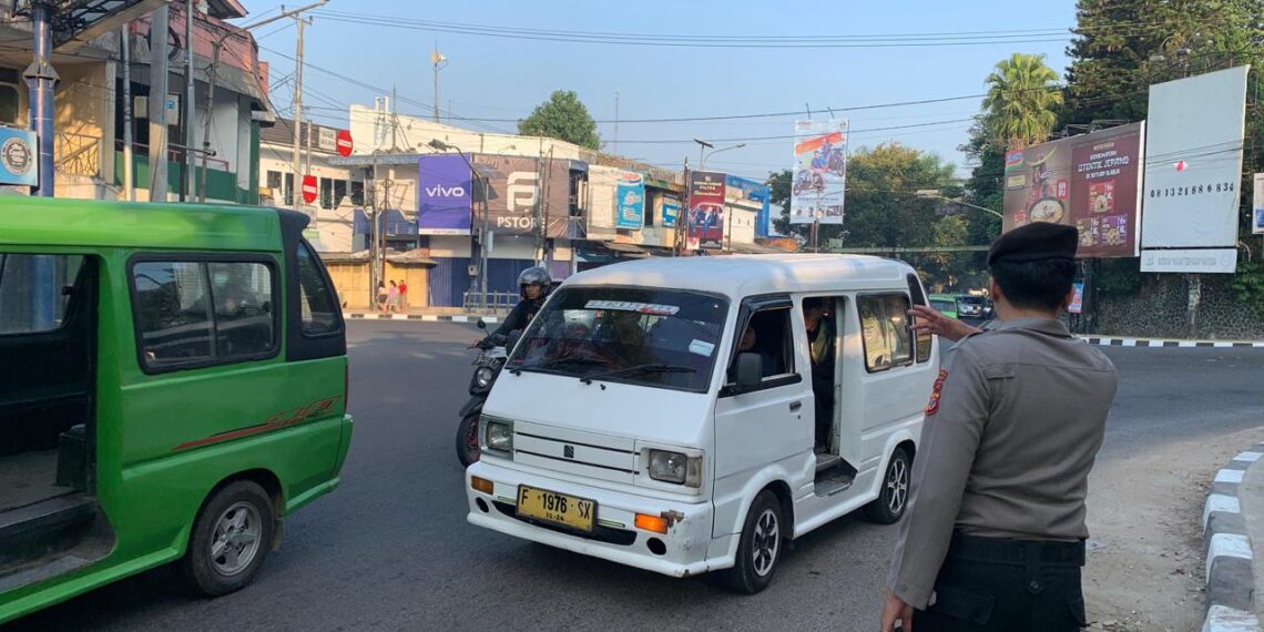 Polsek Gunungpuyuh melaksanakan pengaturan pagi (gatur) antisipasi rawan kemacetan