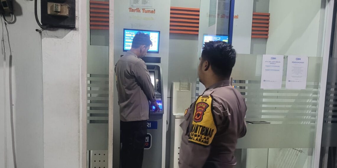 Personil Polsek Sukalarang Melaksanakan Patroli Malam Hari Kontrol ATM BRI Cegah Kejahatan Perbankan
