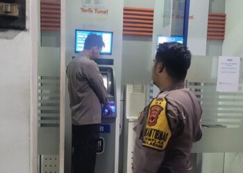 Personil Polsek Sukalarang Melaksanakan Patroli Malam Hari Kontrol ATM BRI Cegah Kejahatan Perbankan