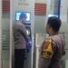 Personil Polsek Sukalarang Melaksanakan Patroli Malam Hari Kontrol ATM BRI Cegah Kejahatan Perbankan