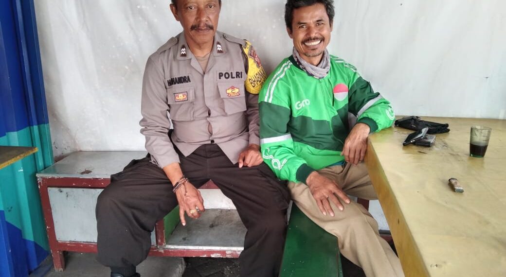 Aktif Jalin Silaturahmi, Bhabinkamtibmas Polsek Cisaat Sambangi Warga