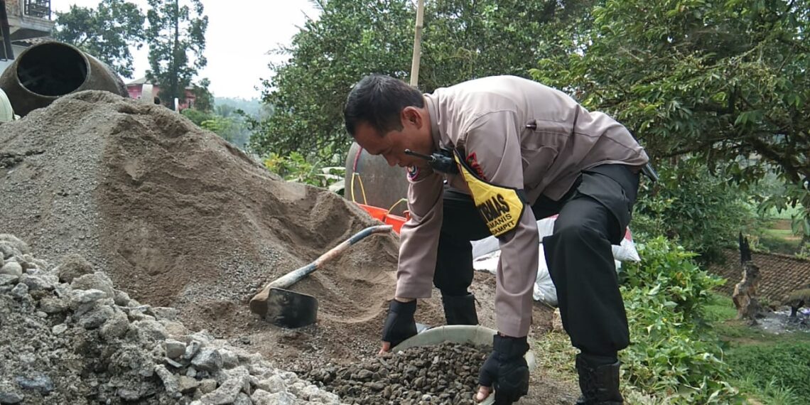 Gotong Royong bersama Warga, Bhabinkamtibmas desa suka manis Polsek kadudampit Bantu Perbaiki Gorong-Gorong