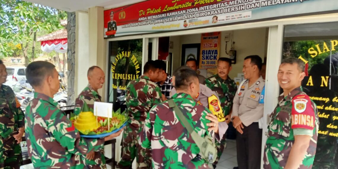 HUT Bhayangkara 77, Koramil 0703 Baros Memberikan Suprise Kepada Polsek Lembursitu
