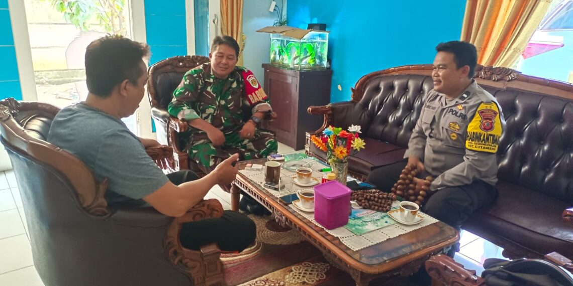 Sinergitas TNI-POLRI Babinsa bersama Bhabinkamtibmas Kel. Gedongpanjang Polsek Citamiang Sambangi Tokoh Masyarakat.