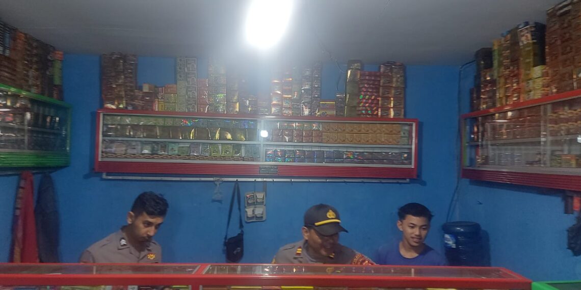 Polsek Sukalarang Giat KRYD Malam Gencarkan Razia Miras Ke Kios Jamu